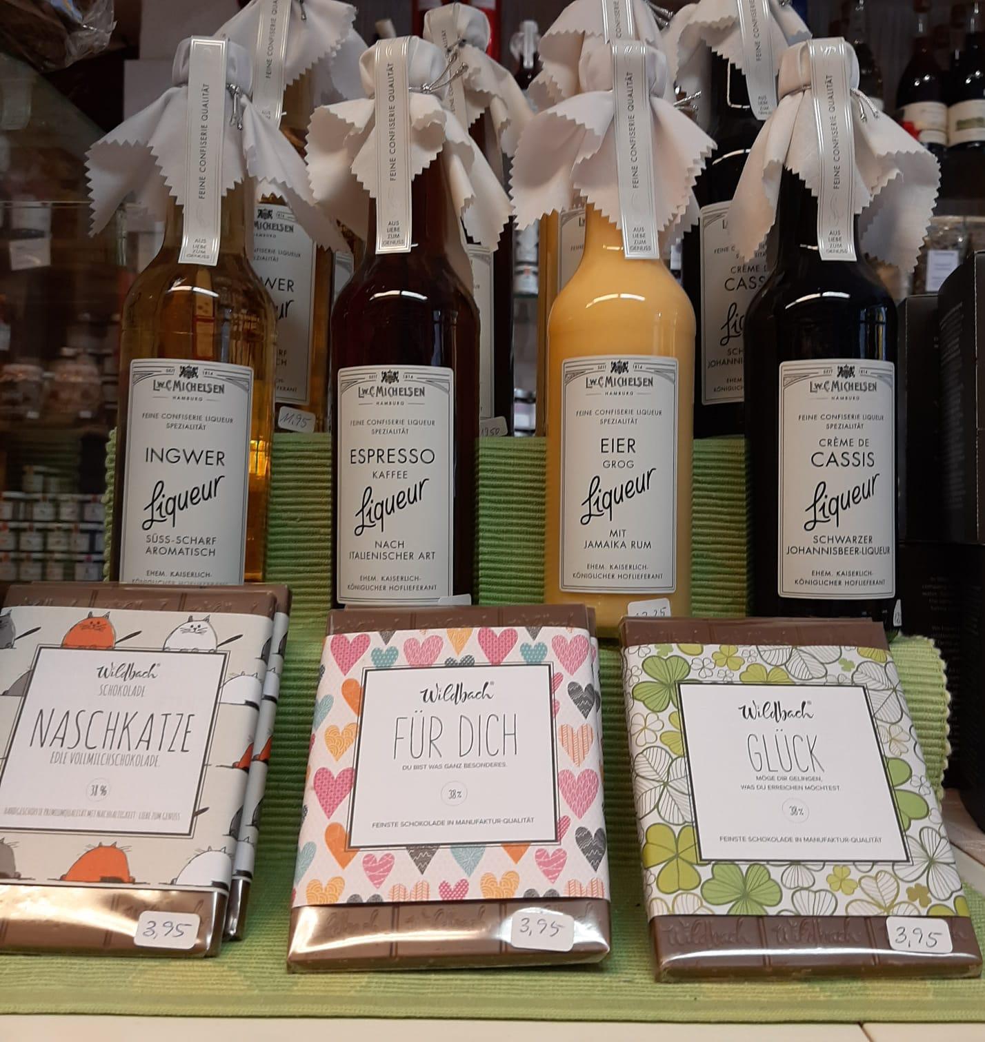 diverse Liköre und Schokoladen