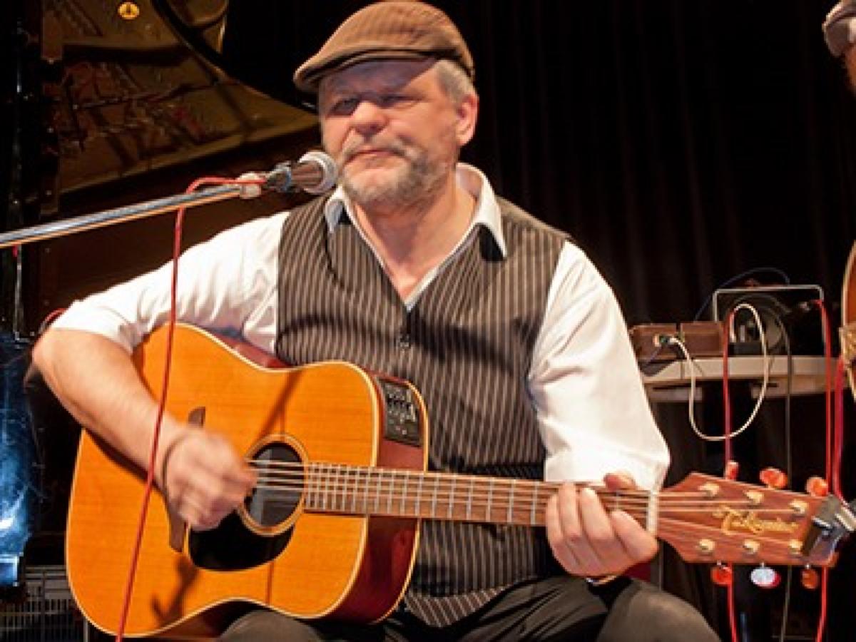 Dr. Mojo - Lauschen und singen - Foto ©