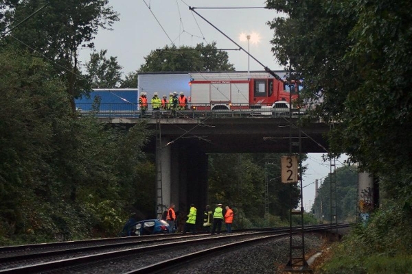Autobahn 61: Pkw stürzt neben die Bahngleise