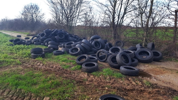 Altreifen in Landschaft gekippt