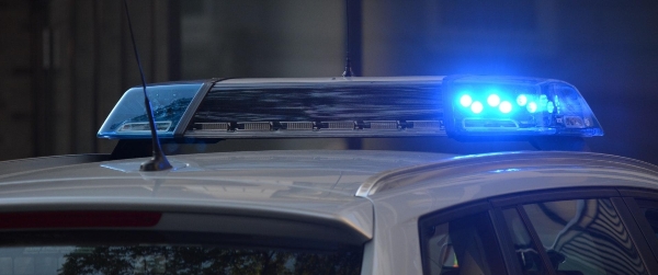 Mann entblößt Geschlechtsteil vor Kindern