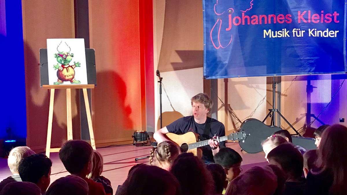 Kindergartengartenkinder entdecken ihr eigenes Musikinstrument - Foto © Stadt Viersen