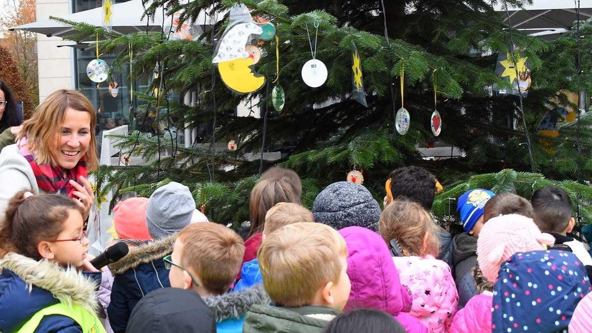 Kinder schmücken den Weihnachtsbaum - Foto © Stadt Viersen